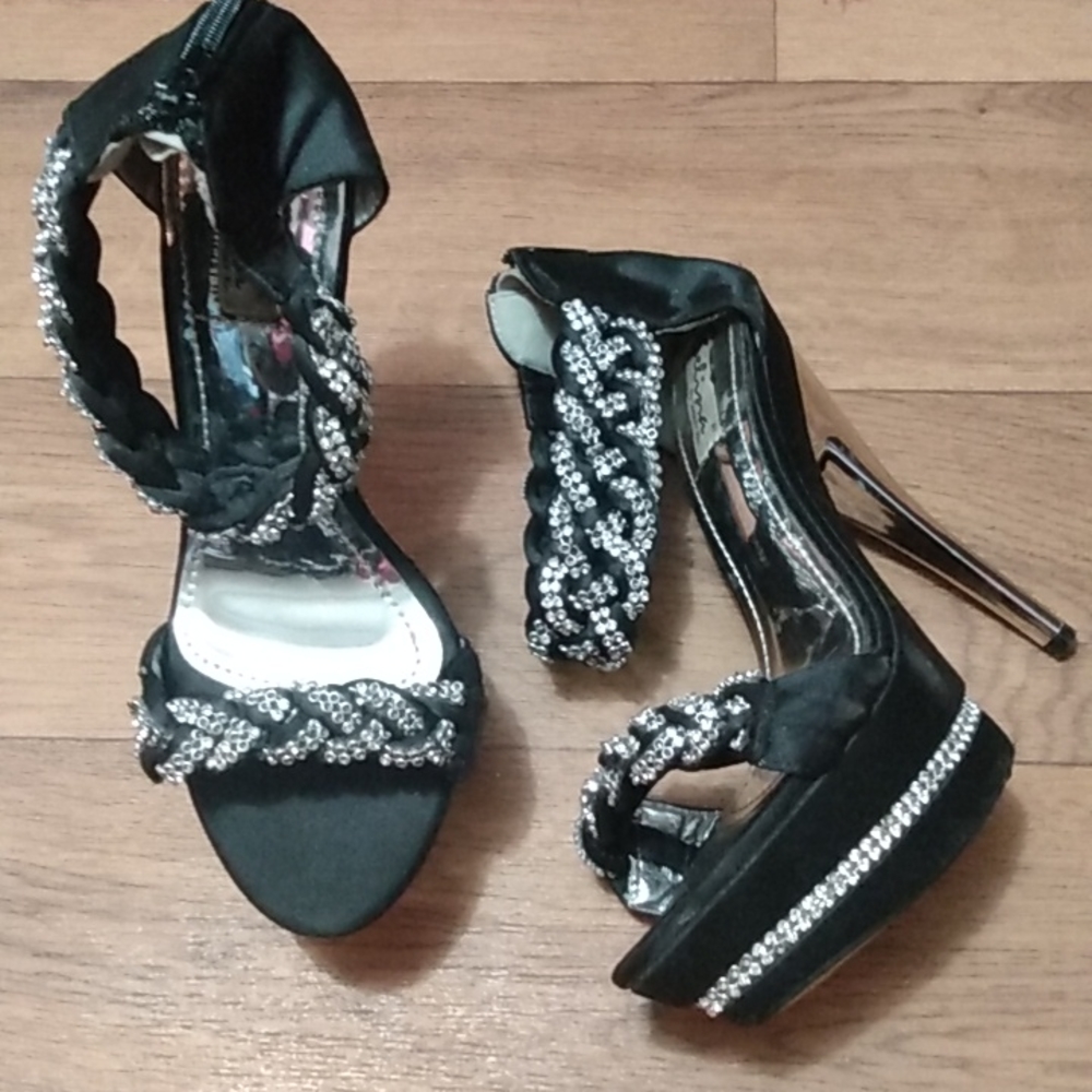 EUC "Summer Rio" high heel w/embelishments